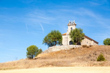 İspanya 'nın Kastilya ve Leon kırsallarında izole edilmiş bir kilise. İspanyol manzarası
