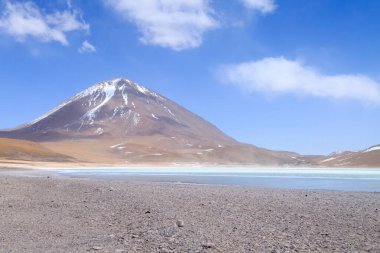 Laguna Verde manzarası, Bolivya. Güzel Bolivya panoraması. Yeşil göl ve Licancabur volkanı.