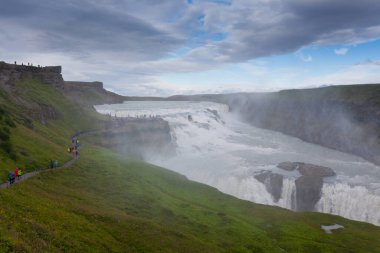 Gullfoss yaz sezonunda İzlanda 'ya düşer. İzlanda manzarası.