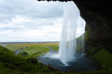 Seljalandsfoss yaz sezonunda İzlanda 'ya düşer. İzlanda manzarası.
