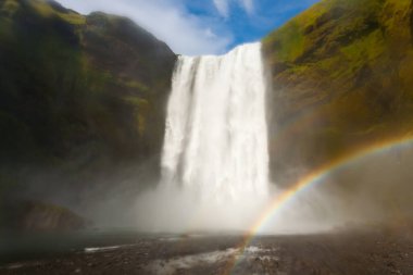 Skogafoss yaz sezonunda İzlanda 'ya düşer. İzlanda manzarası.
