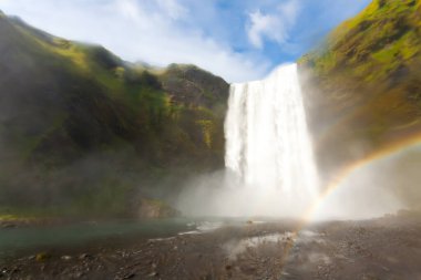 Skogafoss yaz sezonunda İzlanda 'ya düşer. İzlanda manzarası.