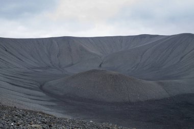Hverfell Caldera yanardağ tepesi manzarası. Hverfjall, İzlanda simgesi