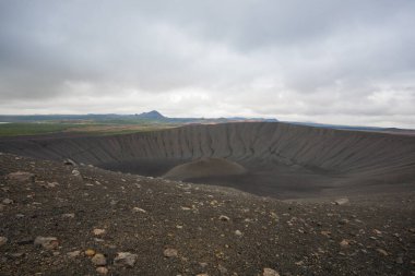 Hverfell Caldera yanardağ tepesi manzarası. Hverfjall, İzlanda simgesi