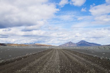 İzlanda 'nın orta dağları boyunca uzanan toprak yol. İzlanda manzarası. Yol F907