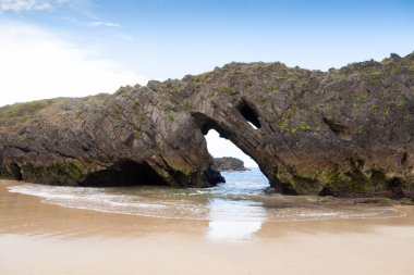 San Antolin sahilinde kaya oluşumu, İspanya. İspanyol manzarası