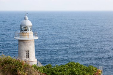 Santa Catalina Burnu deniz feneri manzaralı, Lekeitio, İspanya. Güzel İspanyol manzarası