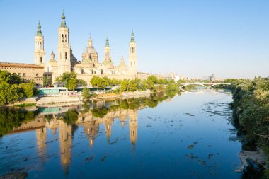 Saragossa şehri gündüz manzarası, İspanya. Sütunun Hanımı Zaragoza 'nın Katedral Bazilikası
