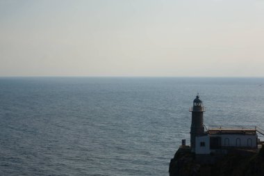 Santa Catalina Burnu deniz feneri manzaralı, Lekeitio, İspanya. Güzel İspanyol manzarası