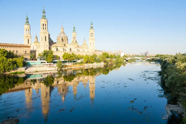 Saragossa şehri gündüz manzarası, İspanya. Sütunun Hanımı Zaragoza 'nın Katedral Bazilikası