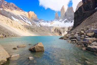 Torres del Paine zirvesi, Şili. Las Torres üssü bakış açısı. Şili Patagonya manzarası.