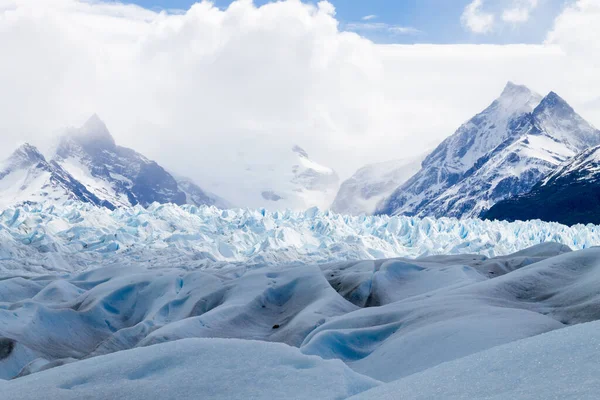 走在阿根廷帕塔哥尼亚的莫雷诺冰川上 巴塔哥尼亚风景 — 图库照片