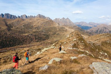 Dolomites, San Martino di Castrozza bölgesinde gezi. İtalyan Alpleri yürüyüşü