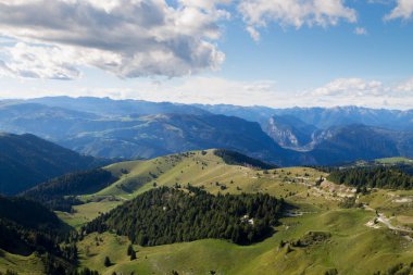 Yaz mevsiminde dağ manzarası. Mount Grappa Manzarası, İtalya