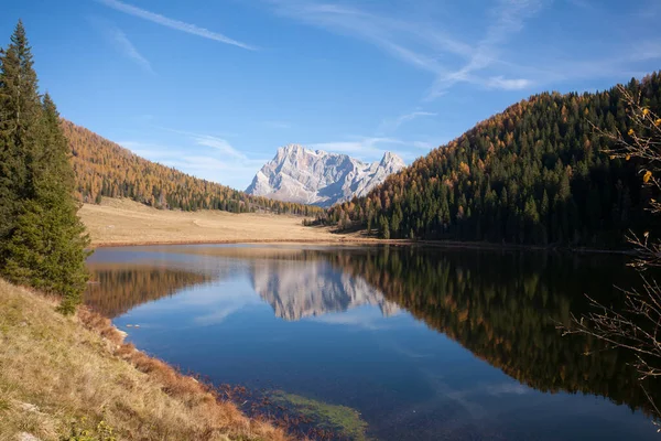 Альпийское Озеро Доломитами Заднем Плане Озеро Калайта Осенью — стоковое фото