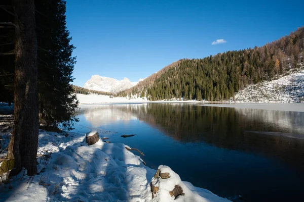 Lago Alpino Con Dolomiti Sullo Sfondo Lago Calaita Nella Stagione — Foto Stock