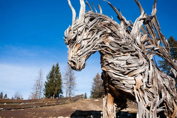 Sculpture Bois Dragon Fait Branches Arbres Dragon Tempête Vaia Photos De Stock Libres De Droits