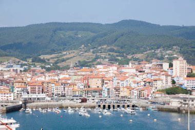 Bermeo limanı ve yerleşim manzarası, İspanya. İspanyol manzarası