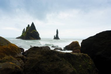 Reynisfjara lav plaj manzarası, güney İzlanda manzarası. Vik siyah plajı