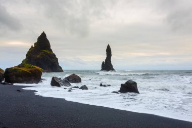Reynisfjara lav plaj manzarası, güney İzlanda manzarası. Vik siyah plajı