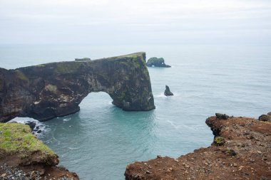 Reynisfjara lav plaj manzarası, güney İzlanda manzarası. Vik siyah plajı