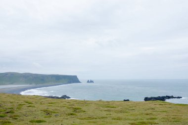 Reynisfjara lav plaj manzarası, güney İzlanda manzarası. Vik siyah plajı
