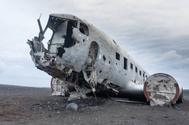 Solheimasandur uçak enkazı görüntüsü. Güney İzlanda simgesi. Sahilde terk edilmiş bir uçak.