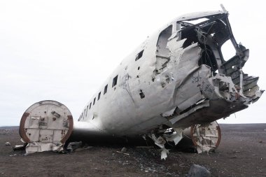 Solheimasandur uçak enkazı görüntüsü. Güney İzlanda simgesi. Sahilde terk edilmiş bir uçak.