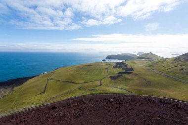 Westman Adaları plaj manzarası ve arka planda takımada adası. İzlanda manzarası. Vestmannaeyjar.