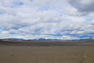 İzlanda 'nın orta dağları boyunca ıssız bir arazi. İzlanda Panoraması. Yol F907