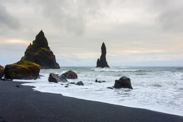 Widok Plażę Reynisfjara Krajobraz Południowej Islandii Czarna Plaża Vik — Zdjęcie stockowe