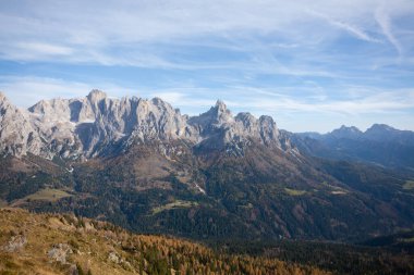 Dolomite 'lar geniş bir alana yayılmış. San Martino di Castrozza Dağları manzaralı. İtalyan Alpleri