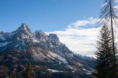Dolomite 'lar geniş bir alana yayılmış. San Martino di Castrozza Dağları manzaralı. İtalyan Alpleri