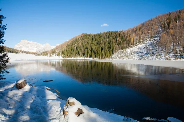 Альпийское Озеро Доломитами Заднем Плане Озеро Калайта Зимний Сезон — стоковое фото