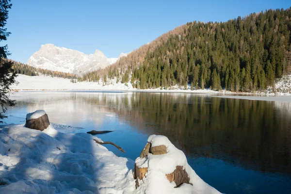 Arka planda dolomitlerle Alp Gölü, kış mevsiminde Calaita Gölü