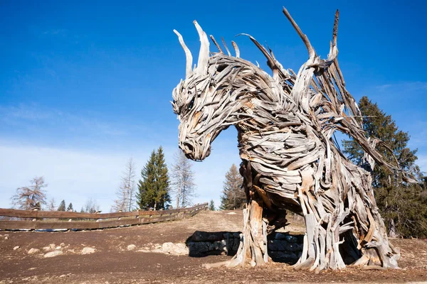 Sculpture Bois Dragon Fait Branches Arbres Dragon Tempête Vaia Images De Stock Libres De Droits
