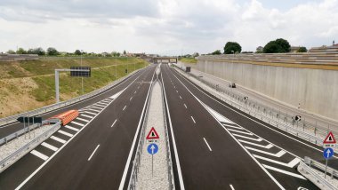 Yepyeni bir otoban manzarası. Trafik yok. Ulaşım arkaplanı