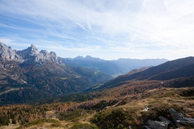 Dolomite 'lar geniş bir alana yayılmış. San Martino di Castrozza Dağları manzaralı. İtalyan Alpleri