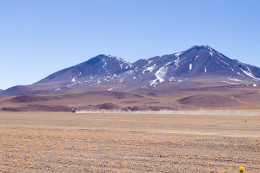 Bolivya Andean Platosu 'ndaki off-road aracı. Bolivya 'dan manzara.