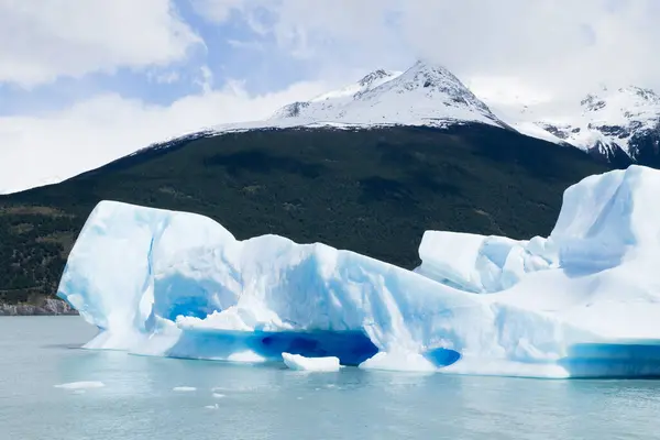冰山漂浮在阿根廷巴塔哥尼亚的阿根廷湖上 Lago Argentino — 图库照片