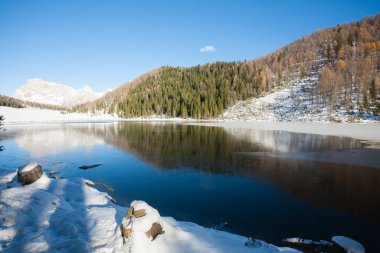Arka planda dolomitlerle Alp Gölü, kış mevsiminde Calaita Gölü