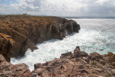 Aviles sahilinin kayalıkları, Asturias, İspanya. İspanyol kıyı şeridi manzarası