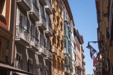 Pamplona şehir merkezi, İspanya, Castle Plaza 'da renkli bir cephe. Pampeluna dönüm noktası. Mimari