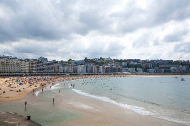 San Sebastian plajı yaz manzarası. Bask özerk topluluğu, İspanya.