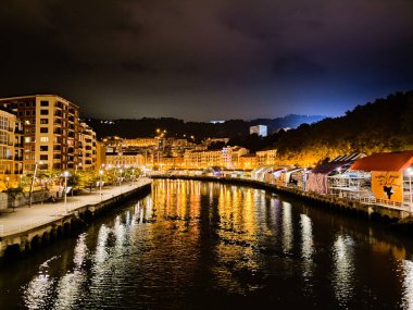 Bilbao gece görüşü. Nervion nehri perspektif manzarası, İspanya. İspanyol simgesi