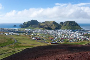 Eldfell yanardağından Heimaey kasabasının hava manzarası. İzlanda manzarası. Westman Adaları