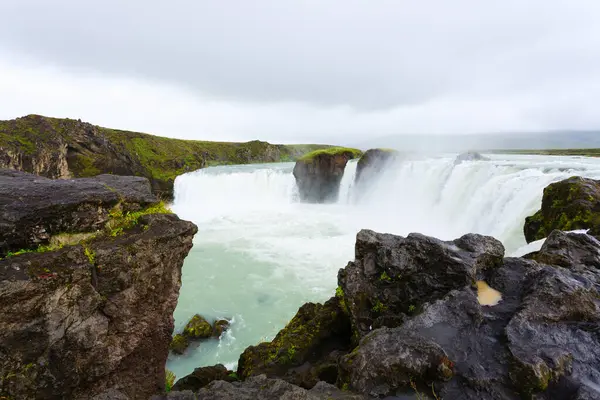 Godafoss yaz sezonunda İzlanda 'ya düşer. İzlanda manzarası.