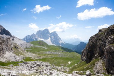 Dolomite 'lar geniş bir alana yayılmış. Pelmo Mount Manzarası. İtalyan dolomitleri