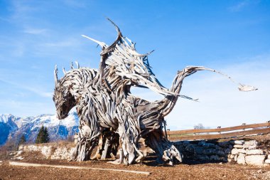 Ağaç dallarından yapılmış bir ejderhanın tahta heykeli. Vaia fırtına ejderhası