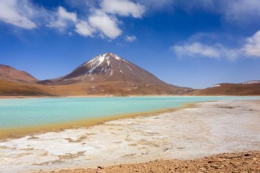 Laguna Verde manzarası, Bolivya. Güzel Bolivya panoraması. Yeşil göl ve Licancabur volkanı.